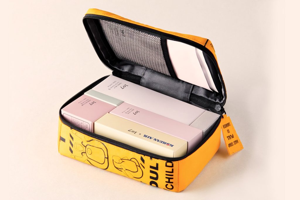 Di era yang menuntut program ramah lingkungan, Korean Air menyulap barang bekas menjadi tas <i>amenity kit</i>.